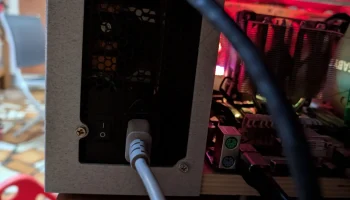 Крепежная пластина блока питания ATX........ 1