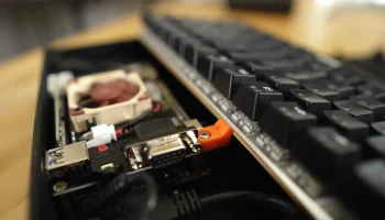 Корпус компьютера с клавиатурой MiSTer FPGA...... 4