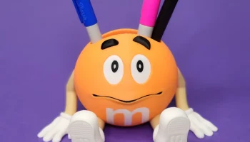 Карандашница M&M оранжевого цвета. 3
