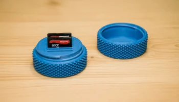 Держатель SD-карты с винтовым креплением на 7 SD-карт....... 1