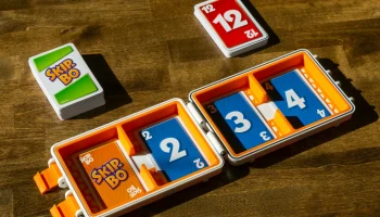 Skip-Bo 2 в 1 Чемодан для переноски и игровое пространство (