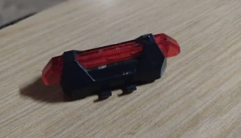 Велосипедные фонари крепятся на руль и подседельный штырь... 3