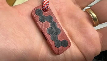 Свисток выживания из нескольких материалов с шестигранным... 1