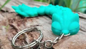 Брелок для ключей с шарнирным детенышем дракона......