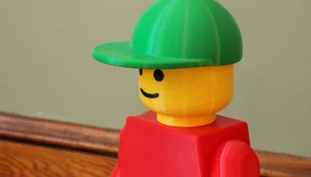 Бейсбольная кепка Mega Brick (масштаб 10:1) Бейсбольная кепка Mega Brick (масштаб 10:1)