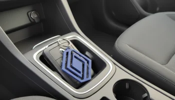 Брелок с новым логотипом Renault - дизайн с вырезом и гра...