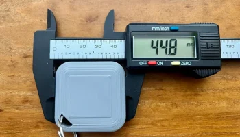 Прочный брелок AirTag со скрытой застежкой с одной сторон.. 2