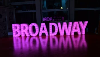 Вывеска IoT Broadway 2