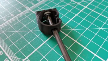 Аккуратный зажим для кабеля под столом........ 1