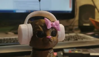 Кот из симс танцует в наушниках мем пупс...