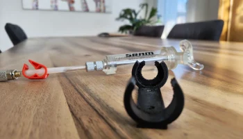 Гибкий держатель шприца для прокачки SRAM (23,8 мм) - пер...