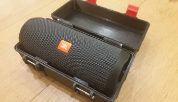 Прочный флип-кейс JBL.