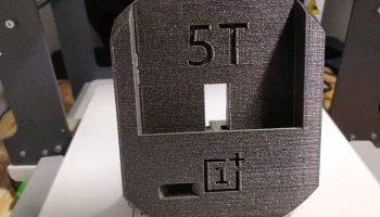 OnePlus 5T с док-станцией Spigen Rugged Armor 3