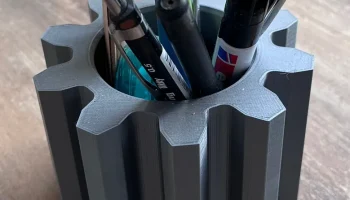 Подставка для ручек с шестеренчатым дизайном......