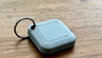 Прочный брелок AirTag со скрытой застежкой с одной сторон..