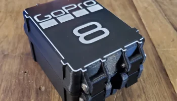 GoPro 8 - прочный корпус, но с местом для зарядного устро.. 1