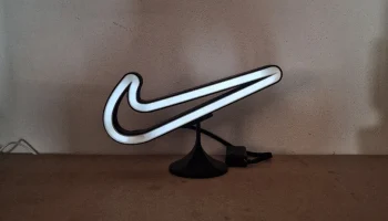 Светодиодная лампа Nike Swoosh - настольное или настенное...
