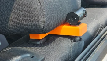 Крепление задней камеры Toyota Tundra 2020 года в подголо... 1