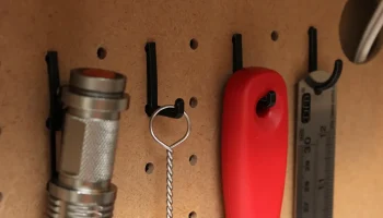 Настраиваемый крючок для прищепок.........