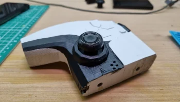 Полочный кронштейн PS5 Dual Sense Низкополигональная....... 2