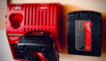 Держатель/крепление для зарядного устройства Milwaukee M18/M12 (версия 3) Держатель/крепление для зарядного устройства Milwaukee M18/M12 (версия 3)