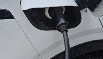 Крышка зарядного порта Kia Sportage PHEV -MY22............ 1
