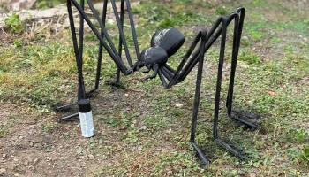 Гигантский паук своими руками украшение двора на Хэллоуин.. 3