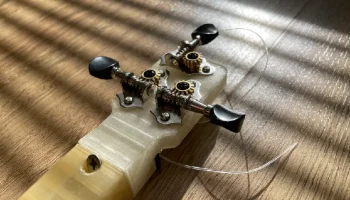 Игровой трехструнный инструмент, похожий на гавайскую гит... 2