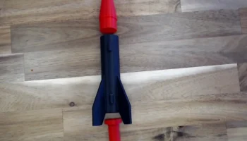 Полностью напечатанная на 3D-принтере модель ракеты из тр... 1