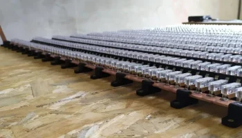 Медный держатель плоского стержня 25 мм х 5 мм........ 2