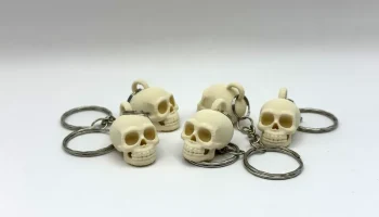 Брелок с крошечным черепом