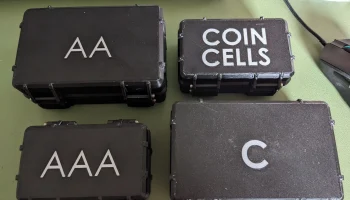 Прочная крышка коробки для батареек AAA с этикеткой "AAA"..