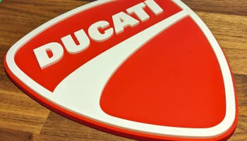 Большой знак Ducati 1