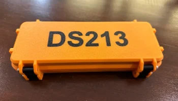 Прочный корпус осциллографа DS213 (+ подставка)........ 1