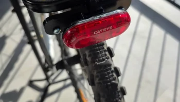 Крепление заднего фонаря Cateye для велосипедных стоек...
