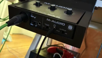 M-Audio M-track Solo наклонное настольное крепление...... 4