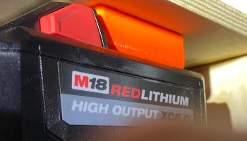 Держатель батареи Milwaukee Tool M18 с защелкой...... 2