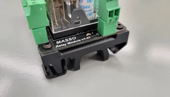 Монтажный зажим на DIN-рейку для релейного модуля MASSO....