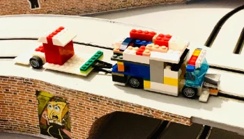 Шасси игровой машины Carrera Go для кубиков типа Lego...