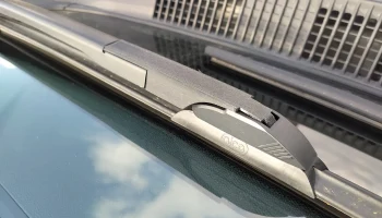 HONDA Civic MK8 Krytka ram&eacute;nek stěračů / Крышка рычага ст...