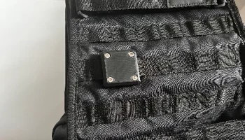 Прочное крепление для рюкзака AirTag.........
