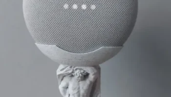Атлас держит Google Mini (исправленное отверстие, работает с
