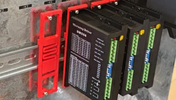 Держатель на DIN-рейку DM556