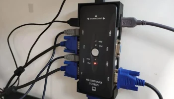 Вертикальный держатель переключателя VGA + USB x4/x2 KVM....