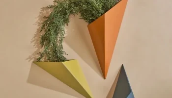 цветочный горшок с треугольной стенкой......