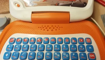 Крышка батарейного отсека для компьютерной игрушки...... 2