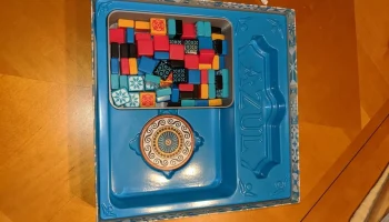 Поднос для плитки для таких игр, как Azul или Scrabble...... 1