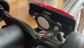 Крепление заднего фонаря Brompton Apple Airtag...