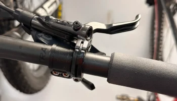Двойной широкий зажим переключателя плоской планки SRAM..... 1