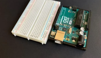 Еще один держатель Arduino UNO.
